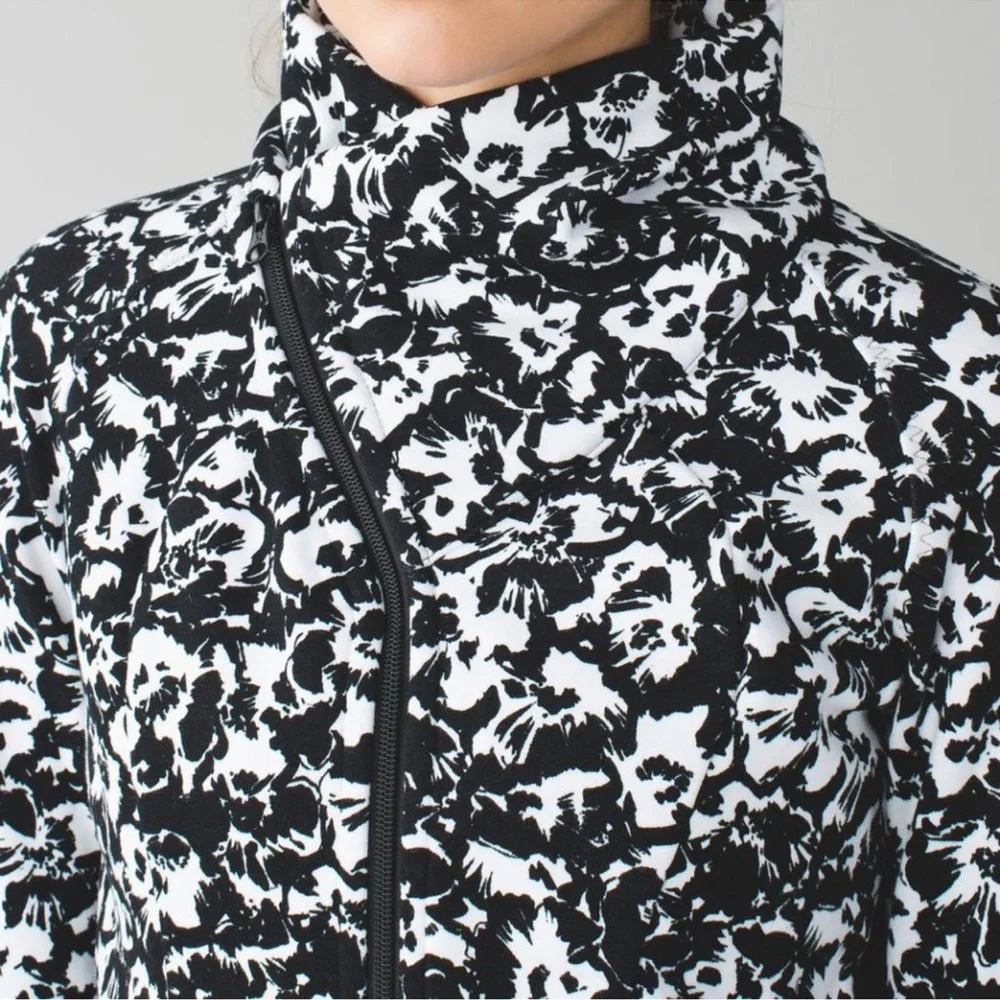 Lululemon Black & White Fleur Sombre Floral Cozy Cuddle Up Full Zip Jack Sz 4 - Picture 8 of 13